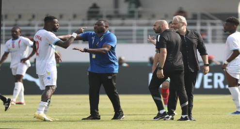 الركراكي يكشف كواليس مشاجرته مع لاعب الكونغو 